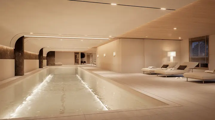 Piscina principal com deck e vegetação