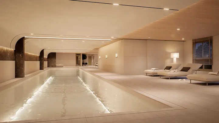 Piscina principal com deck e vegetação